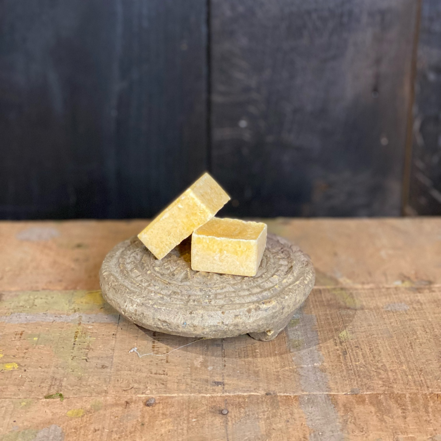 Amberblokjes op een stenen schaal in een landelijk interieur